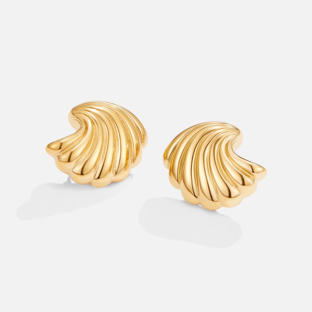 Sophie – Boucles d'oreilles dorées a forme de coquillage