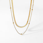 Claire – Un collier simple en or à deux rangs à l'éclat moderne