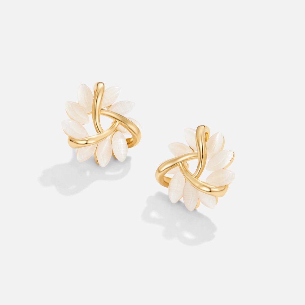 Léa – Boucles d'oreilles dorées avec détails floraux