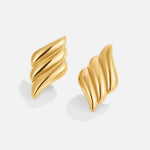 Camille – Boucles d'oreilles dorées avec structure ondulée