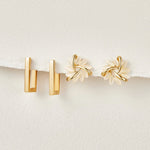 Céline – Boucles d'oreilles dorées avec mélange géométrique